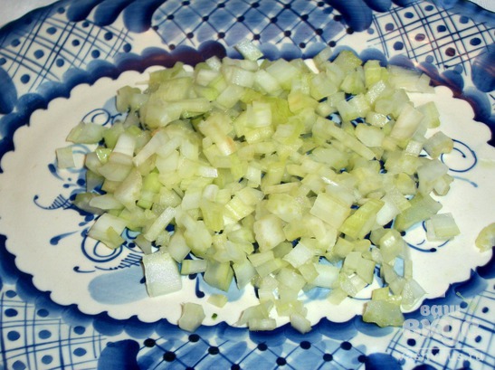 Салат с копченым угрем и сельдереем