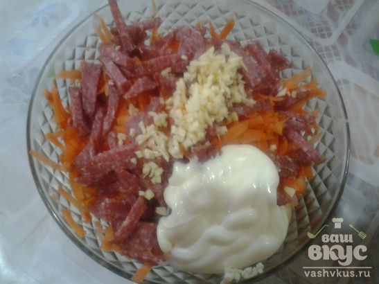 Салат острый из моркови и сыровяленой колбасы