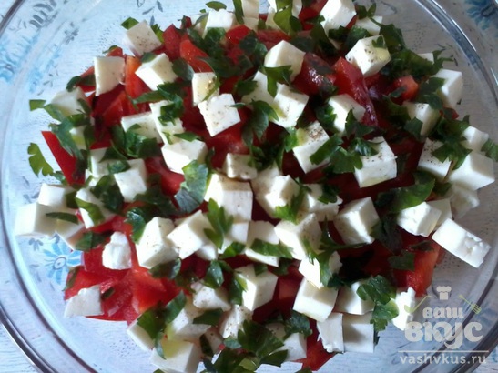 Салат из помидоров, болгарского перца и сыра