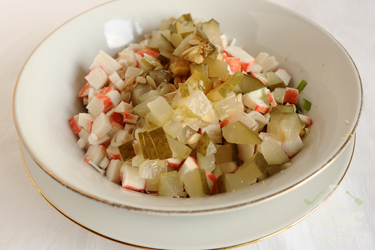 Простой салат из крабовых палочек с луком