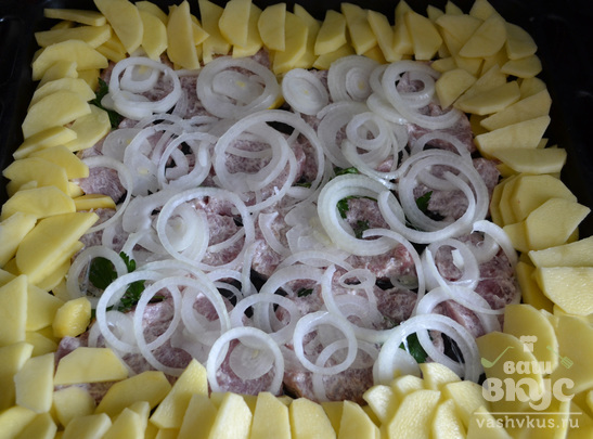 Свинина с картофелем в сметанном соусе в духовке