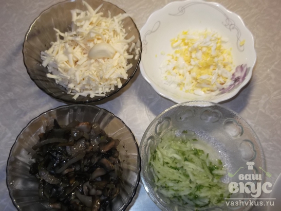 Легкий слоеный салат с грибами и сыром "Башня"