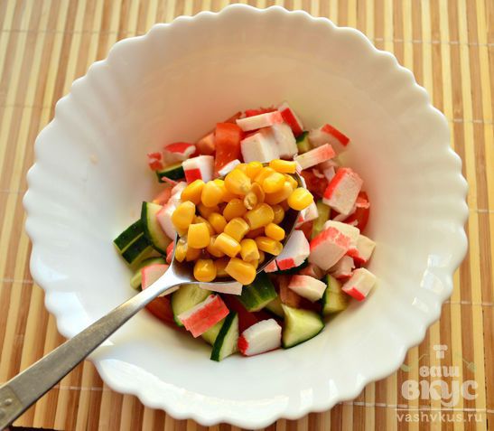 Овощной салат с сыром и крабовыми  палочками