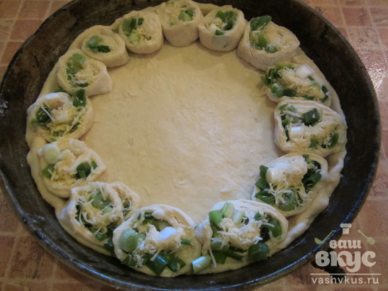 Открытый пирог с яйцом и зеленью