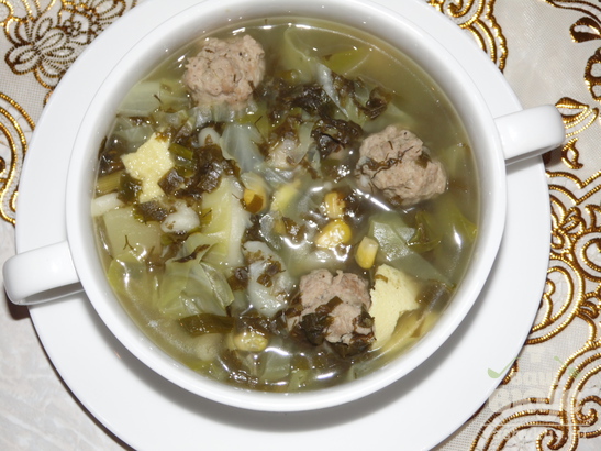 Зеленый суп с фрикадельками, кукурузой и омлетом в мультиварке 
