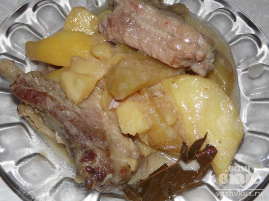 Тушеные свиные ребрышки с картофелем
