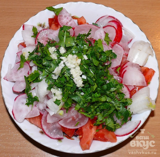 Салат из фасоли, томатов и редиса