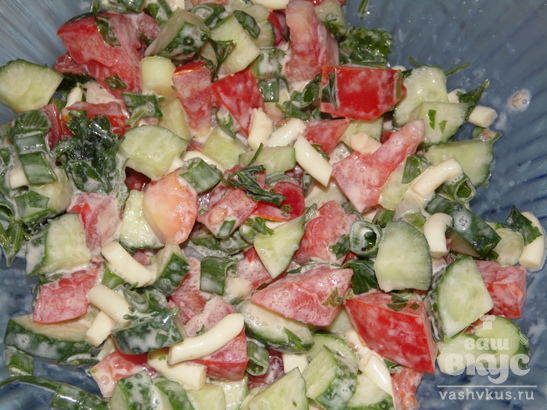 Салат из помидоров, огурцов и сулугуни
