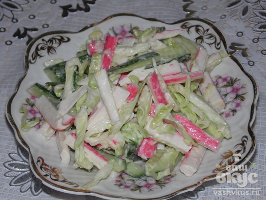 Свежий салат из огурцов, капусты и крабовых палочек