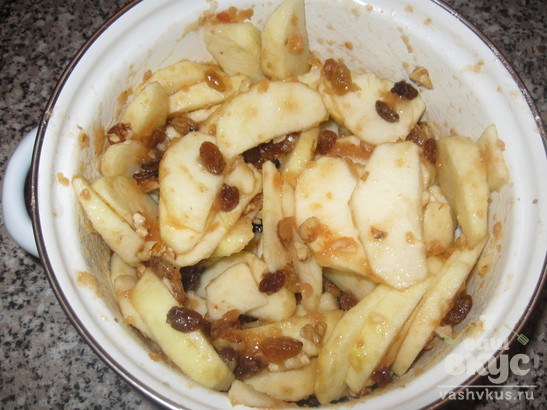 Слоеный  пирог с яблоками и орехами