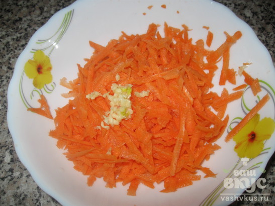 Острый салат из моркови и сыра