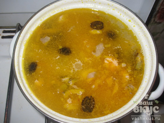 Суп из лососевой консервы с маслинами