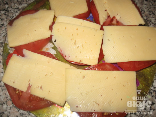 Баклажан, запеченный с помидором и сыром