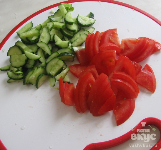 Салат из молодой капусты с ветчиной и помидором