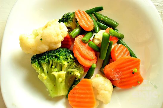 Суп - пюре из замороженных овощей с сухариками и зеленью