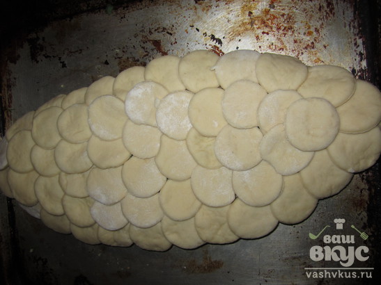 Дрожжевой пирог с рыбной и яичной начинками