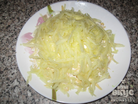 Салат с сыром, луком и яблоком