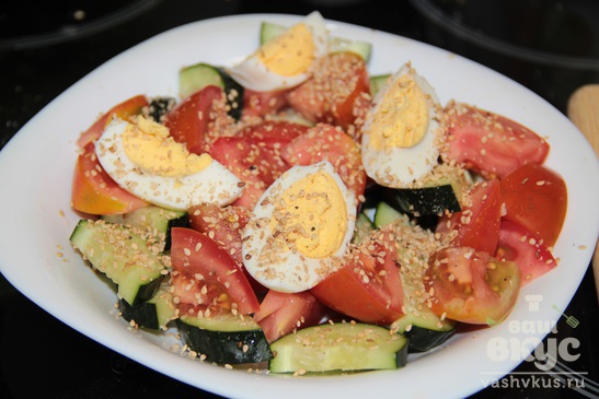 Овощной салат с яйцом и кунжутом
