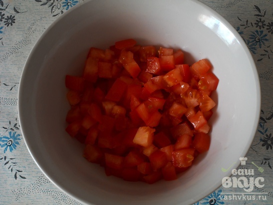 Салат с помидорами, колбасой и сыром