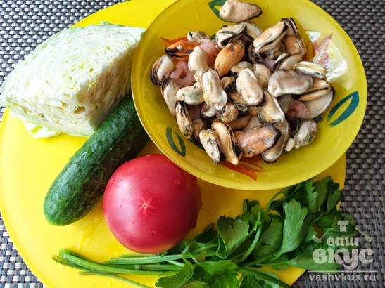 Салат с морепродуктами и омлетом