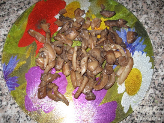 Салат с курицей, грибами и грецкими орехами