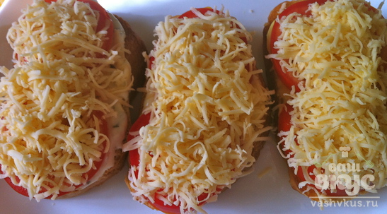 Пикантные бутерброды с томатом и сыром