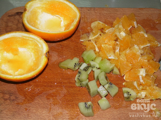 Фруктовый салат в апельсиновых чашечках