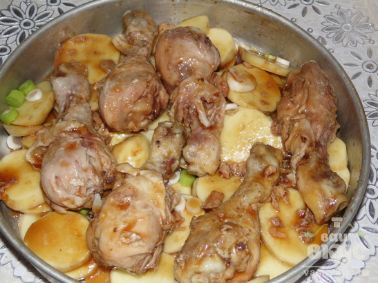 Куриные голени с картофелем в соевом соусе