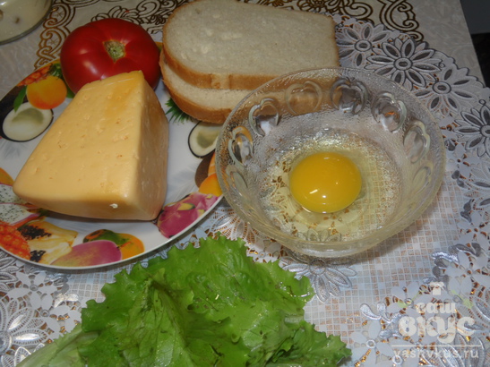 Быстрый горячий бутерброд с помидором и сыром