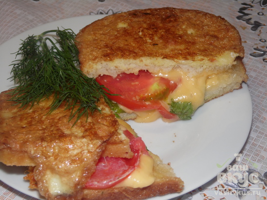 Быстрый горячий бутерброд с помидором и сыром