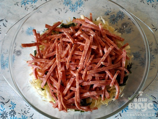 Салат с копченой колбасой и белокочанной капустой
