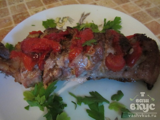 Мясо запеченное с салом и помидорами