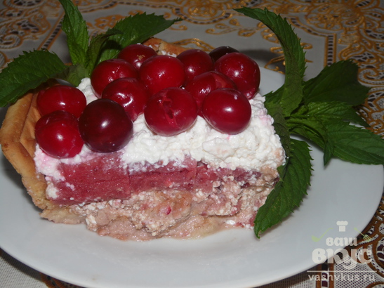 Клубнично - творожный десерт с вишнями