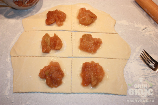 Пирожки из слоеного теста с яблочным вареньем