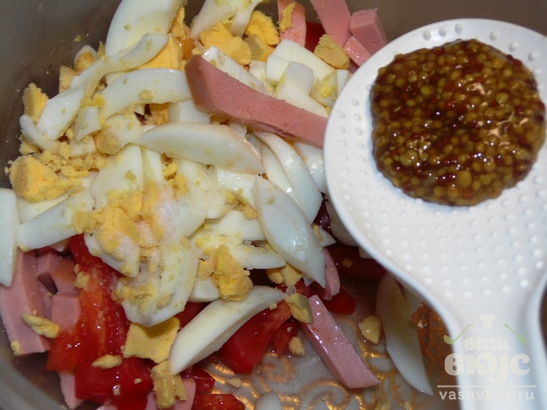 Тарталетки с колбасой и помидорами