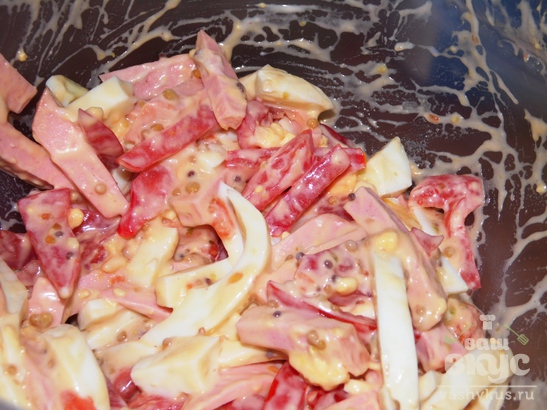 Тарталетки с колбасой и помидорами