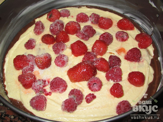 Шоколадный пирог с творогом и ягодами