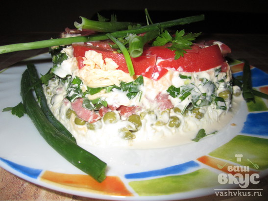 Овощной салат с копченой колбасой