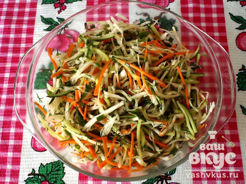 Витаминный салат с капустой и огурцом
