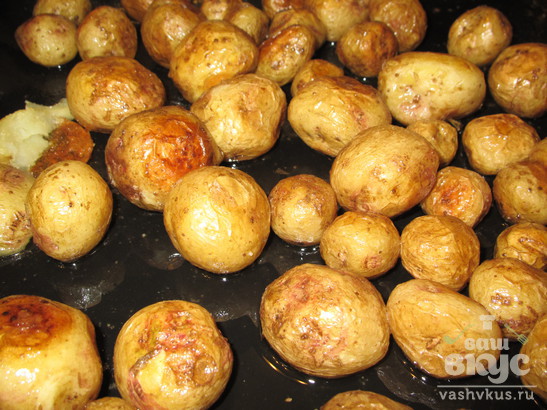 Запеченный молодой картофель с чесночным соусом