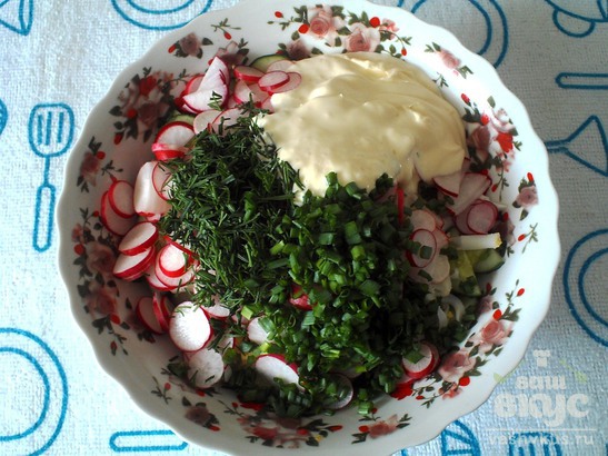 Салат из огурцов, редиса и яйца