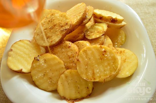 Картофель с петрушкой и молотым имбирем в духовке
