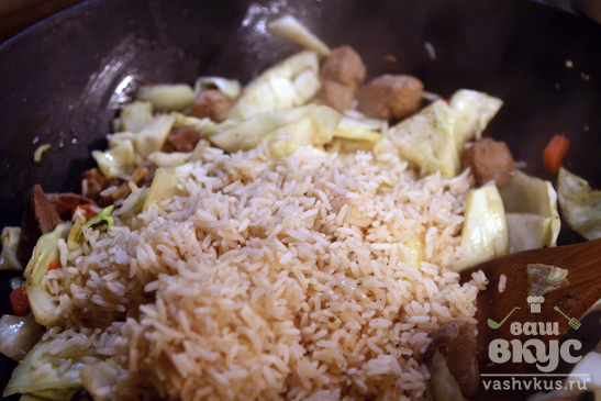 Свиной балык с рисом и капустой в соусе бешамаль