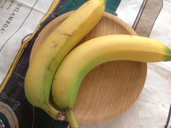 Банановый десерт с ягодами