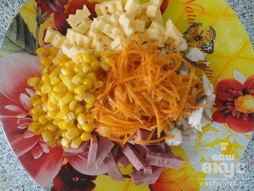 Салат с куриным филе и кукурузой "Мирабель"