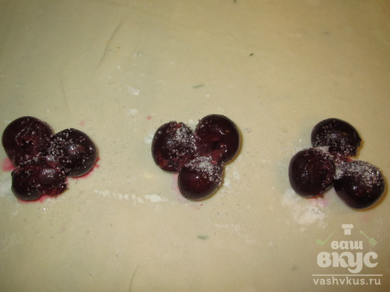 Сладкие пирожки-бомбочки со свежими ягодами