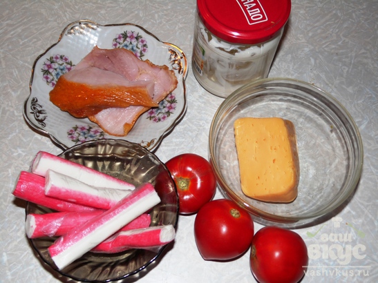 Салат из помидоров, копченой курицы и крабовых палочек