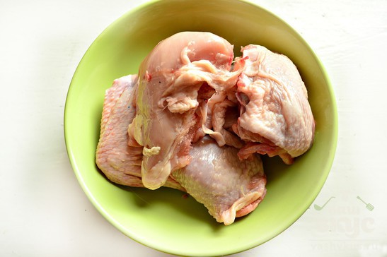 Курица под сметано - чесночным соусом, запечённая в фольге