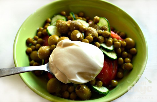 Овощной салат с оливками