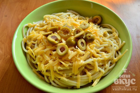 Спагетти с сыром и оливками